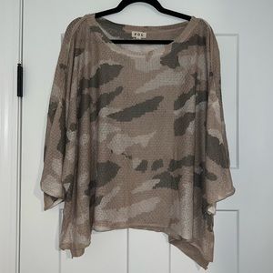Oversized 3/4 Sleeved Camo Light Sweater